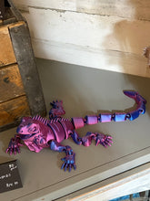 Load image into Gallery viewer, Iguana 3-D print
